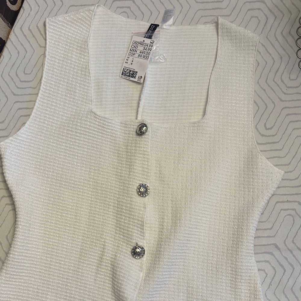 H&M White Textured vest . Three buttons (silver)